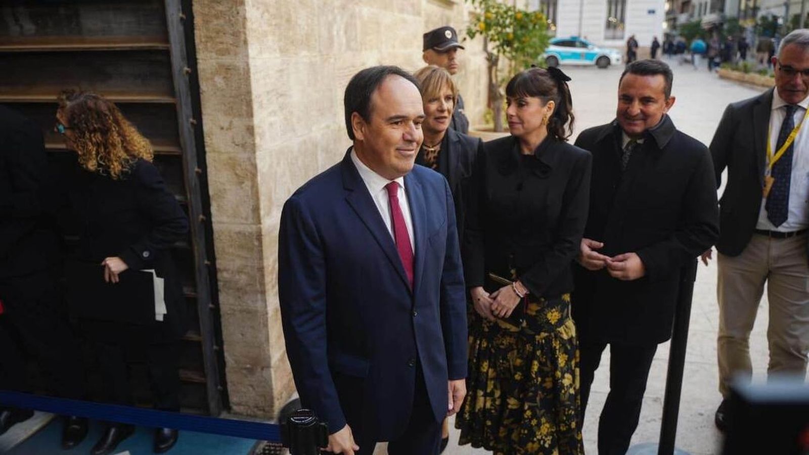 Juanfran Pérez Llorca i la seua parella, durant la presa de posessió del president de la Generalitat