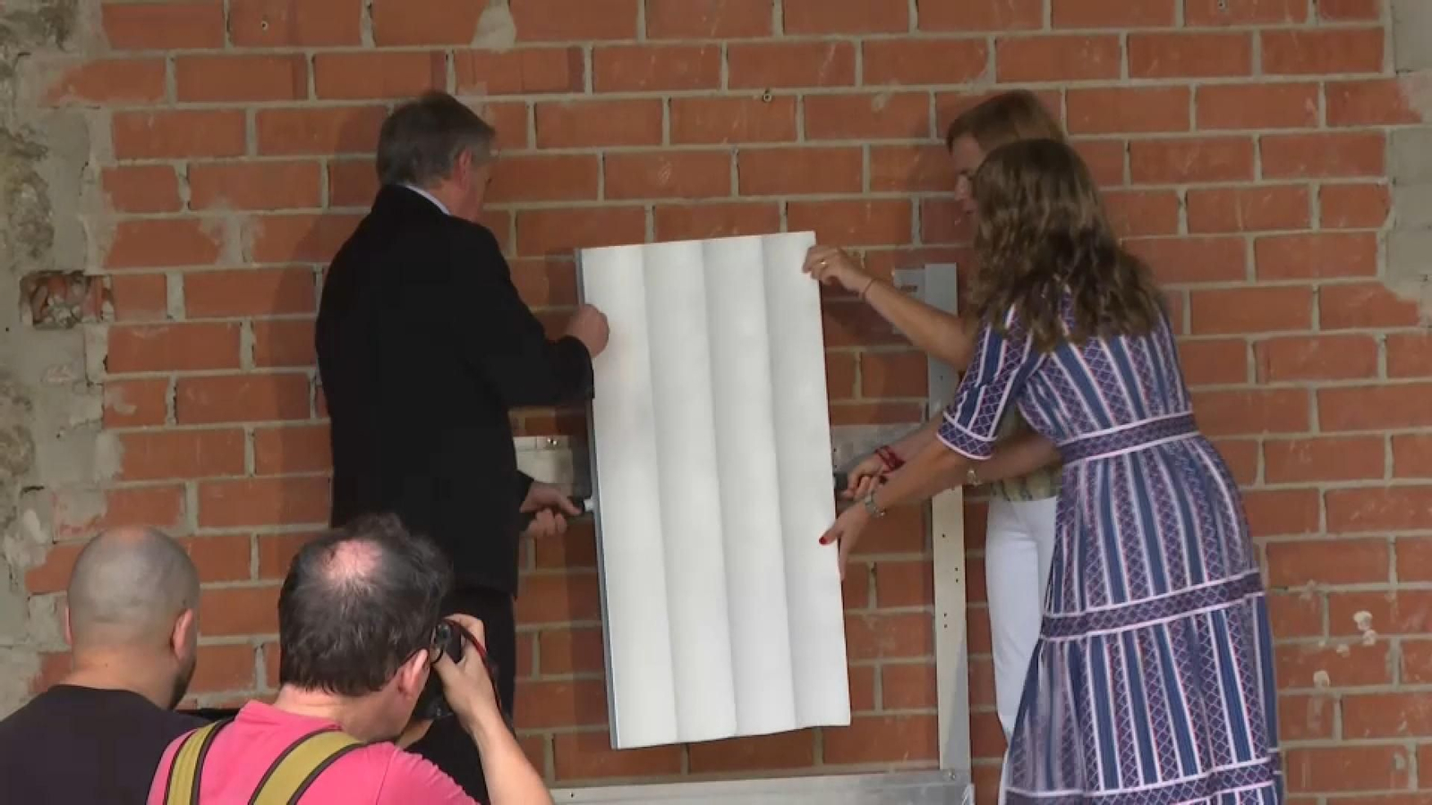 L’acte ha conclòs amb la col·locació d’una llosa de la façana