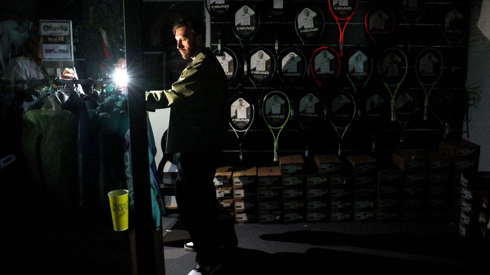 Una botiga ubicada en la 'Caja Mágica' s'il·lumina amb llanternes del mòbils