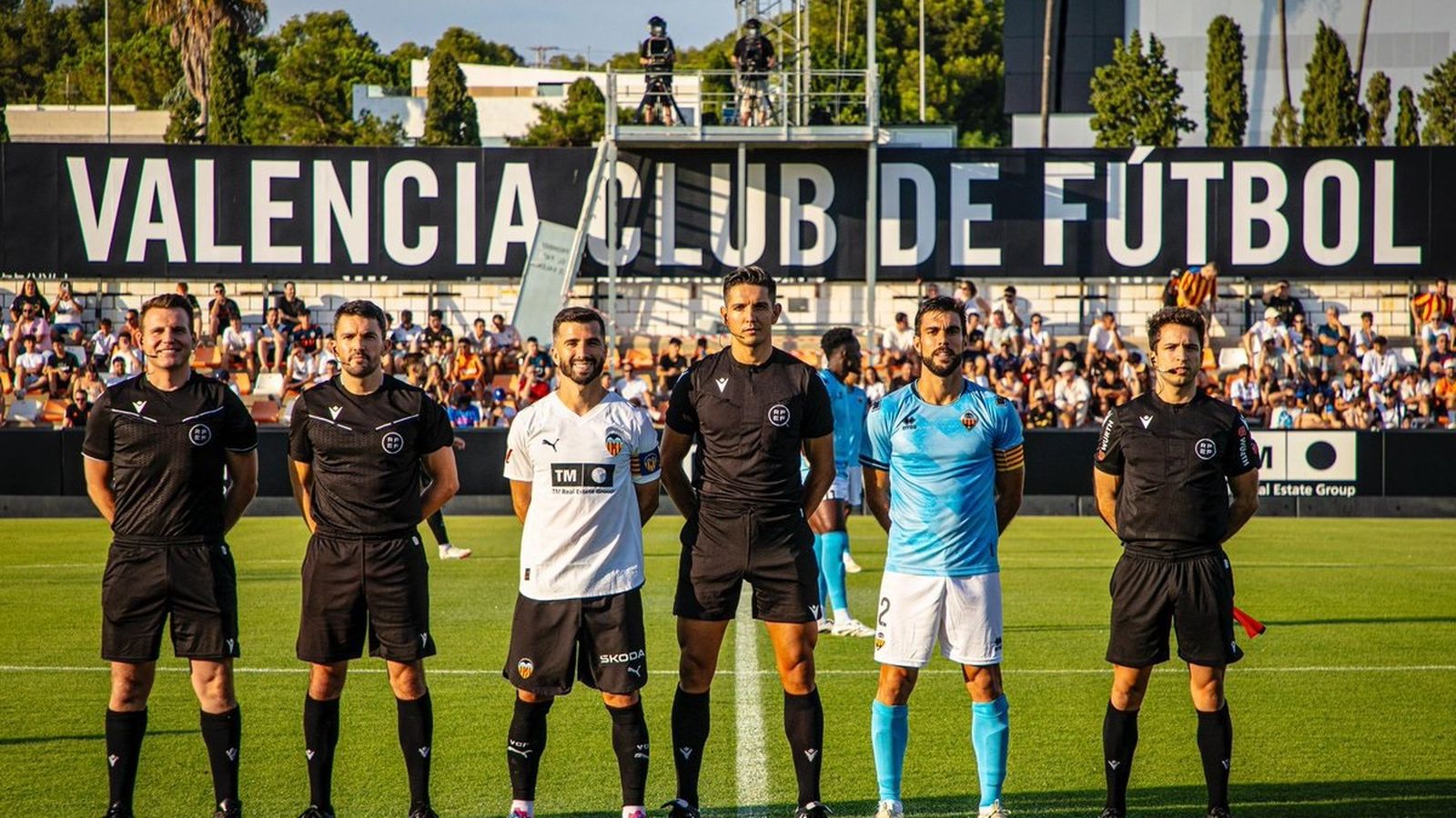 Els capitans de València i Castelló, José Luis Gayà i Salva Ruiz, posen amb l'equip arbitral abans del partit
