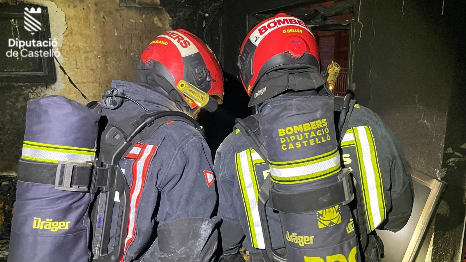 Dos dels bombers que han accedit al pis que s'ha incendiat i que ha quedat greument afectat per les flames