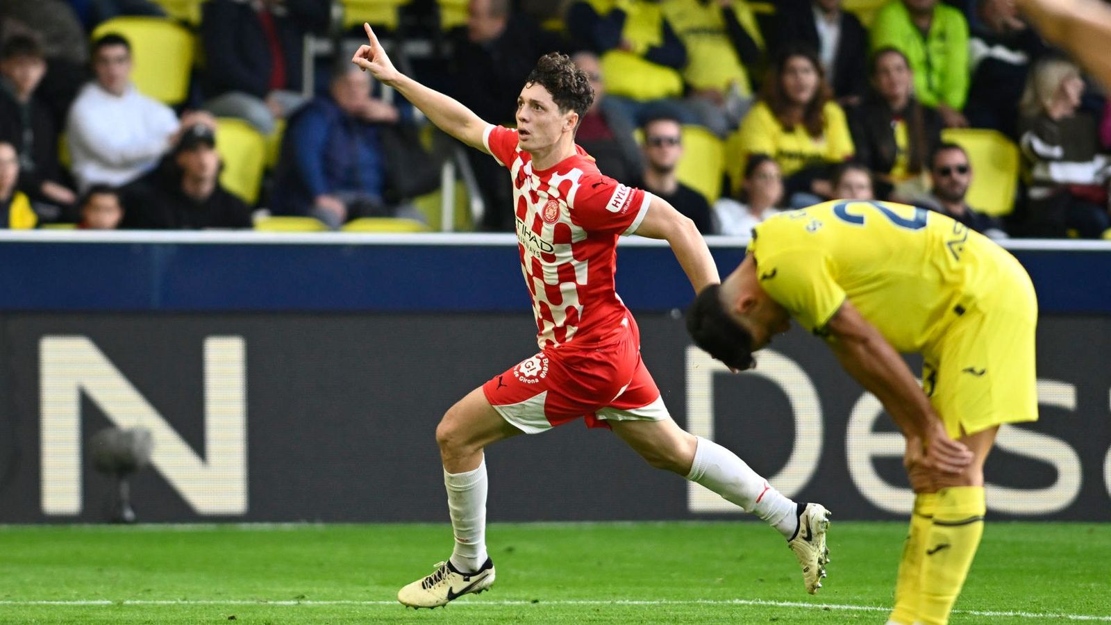 Krecjí celebra el gol de l'empat davant la desesperació de Cardona