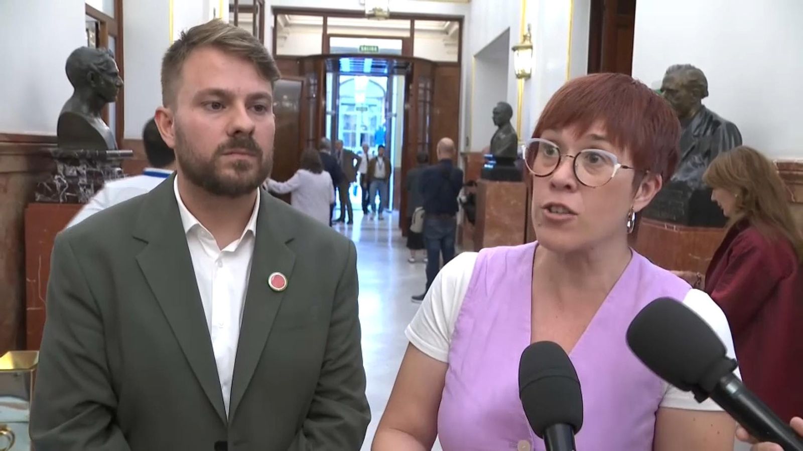 Els diputats de Compromís-Sumar Alberto Ibáñez i Àgueda Micó en els corredors del Congrés