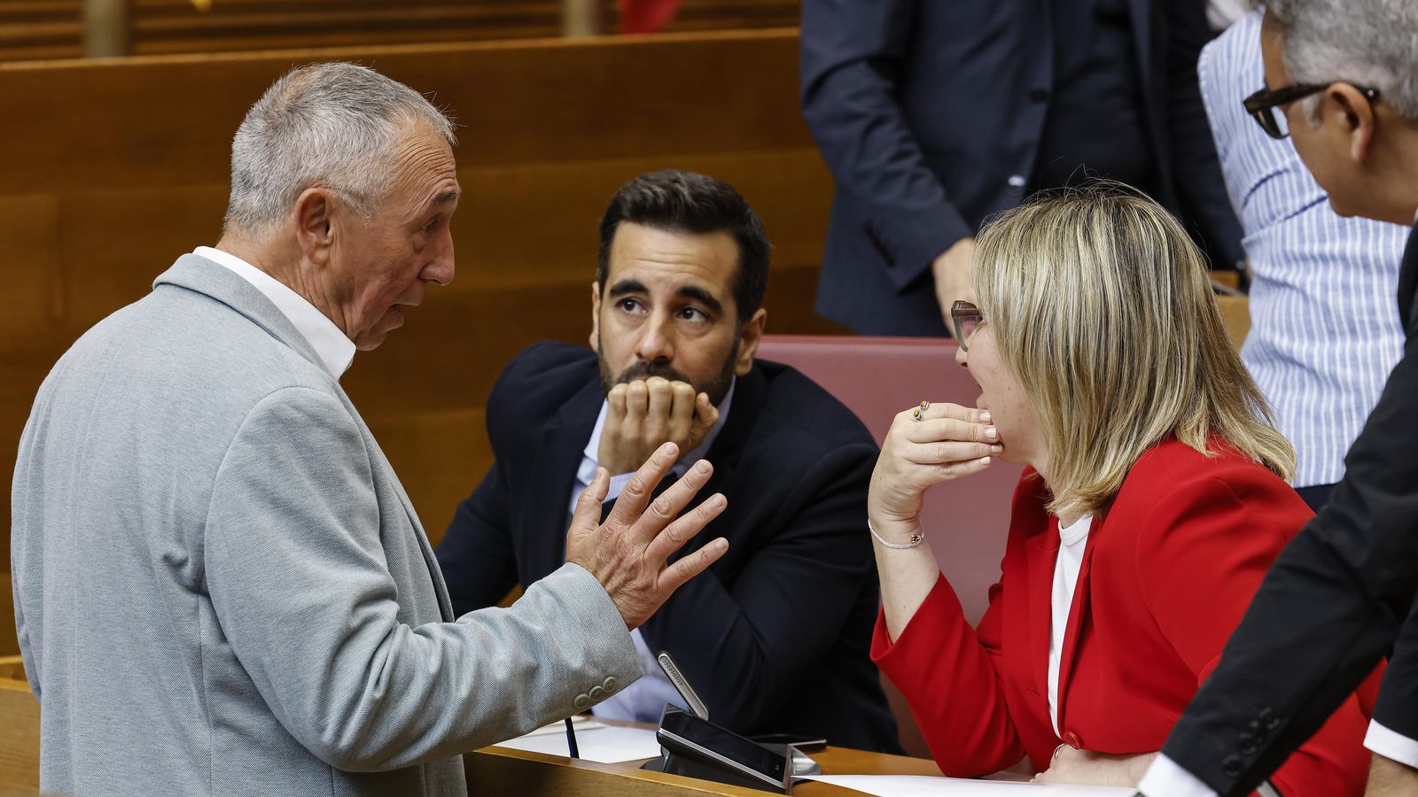 El síndic de Compromís, Joan Baldoví, i el secretari d’Organització del PSPV-PSOE, José Muñoz, durant una sessió de control al president de la Generalitat, Juanfran Pérez Llorca.