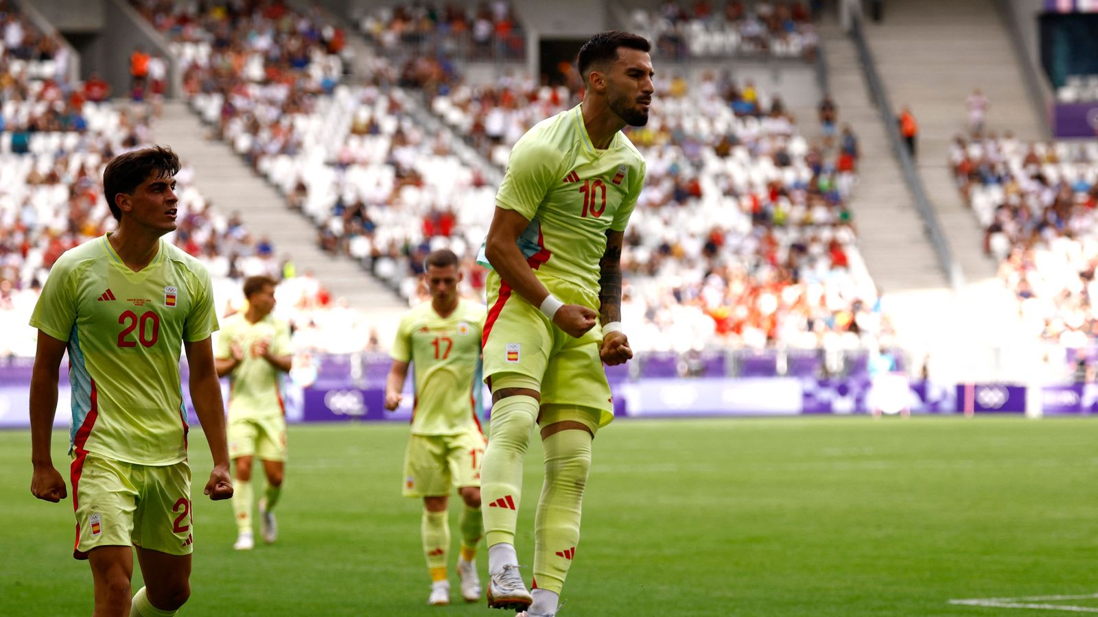 Álex Baena celebra un dels gols