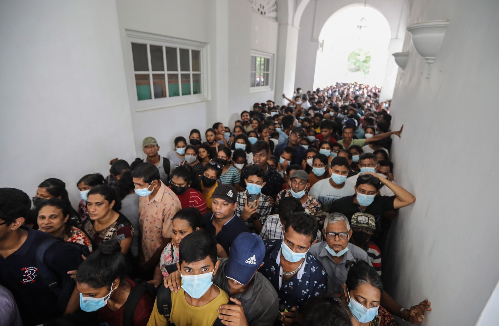 Els corredors i les habitacions apareixen abarrotades de gent