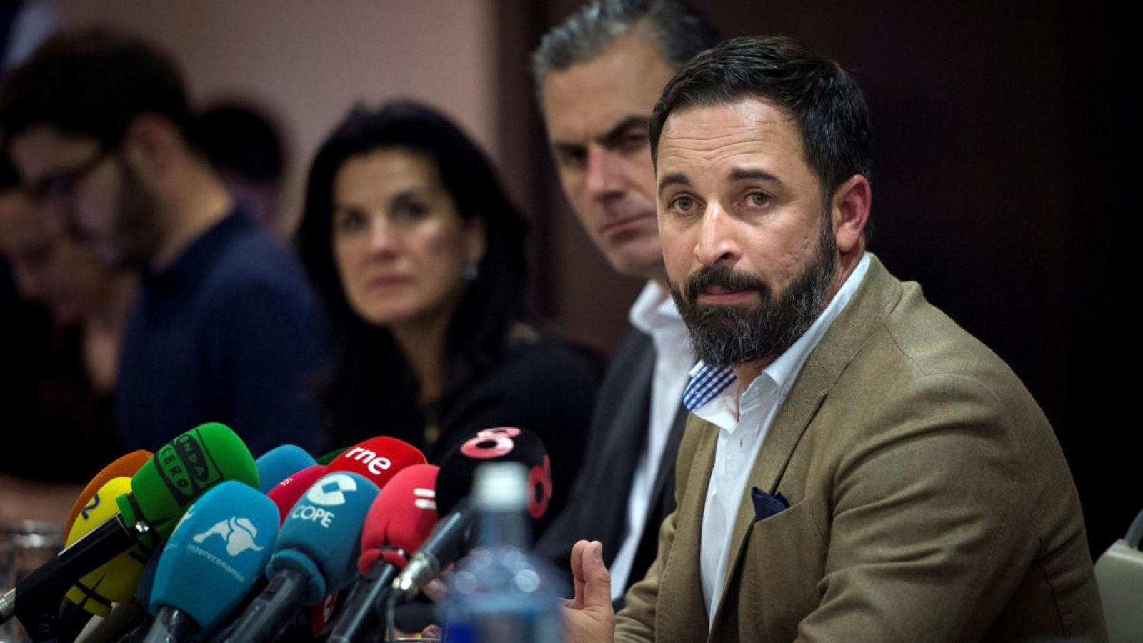 El líder de Vox, Santiago Abascal, compareix en roda de premsa per a explicar les condicions per a formar govern a Andalusia
