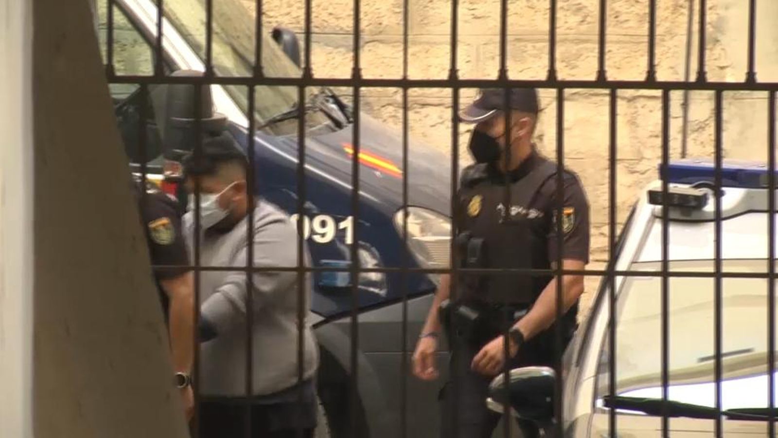 Moment en què el pare del nadó abandona els jutjats d'Alacant