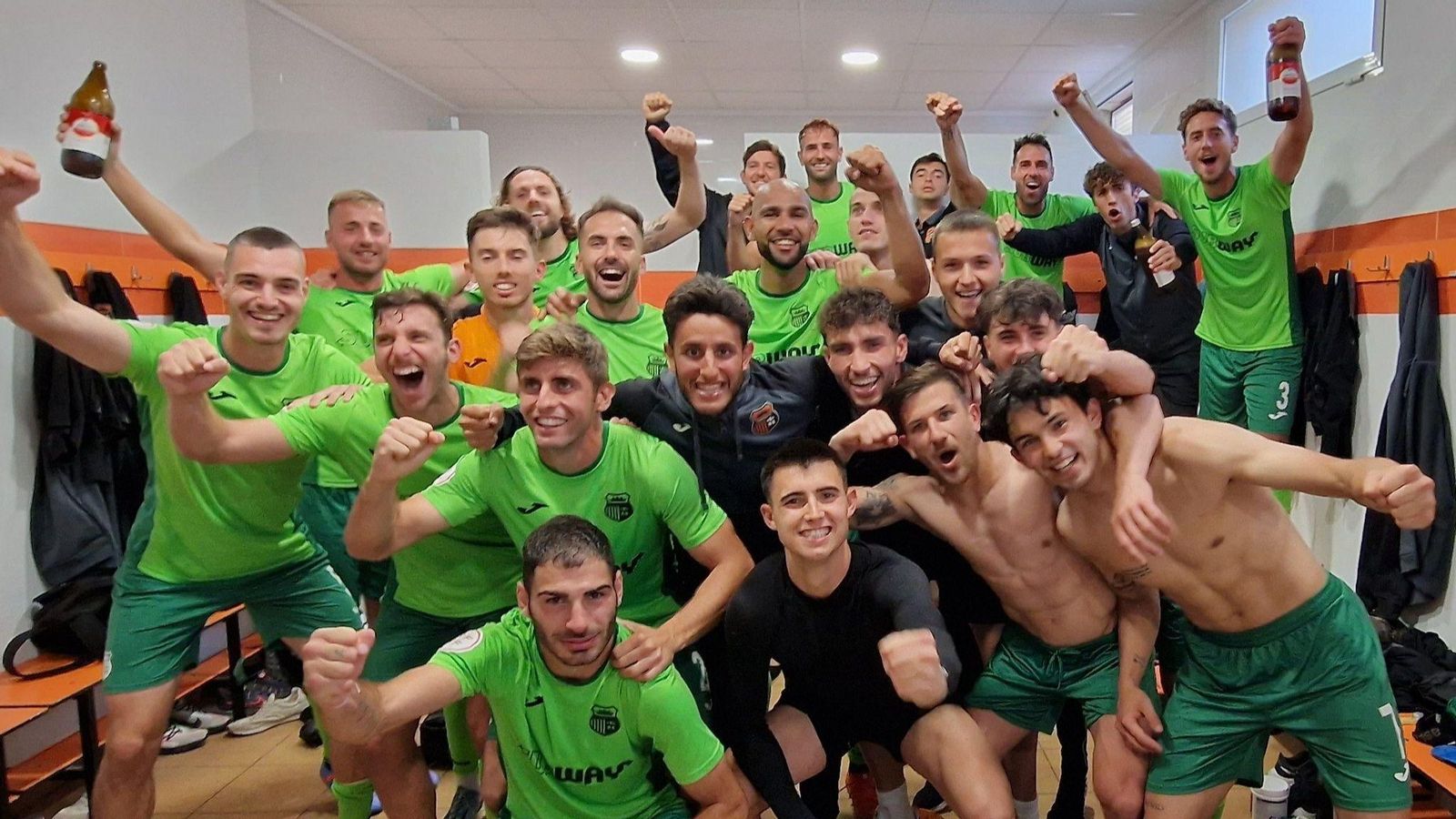 Els jugador del Torrent celebren el triomf