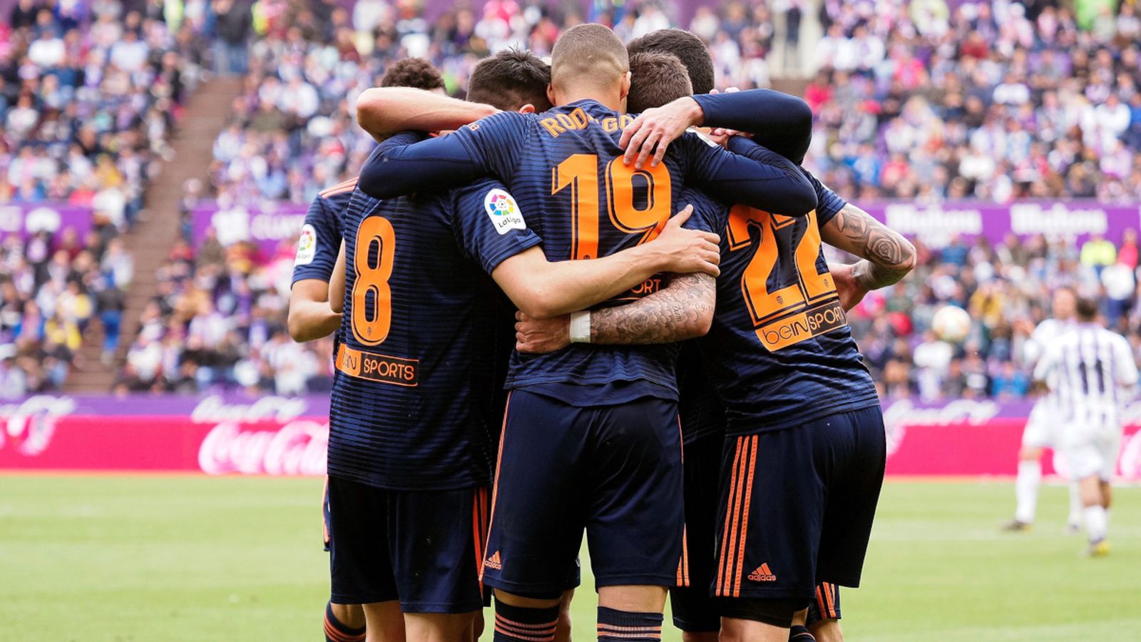 Els jugadors del València celebren el primer gol