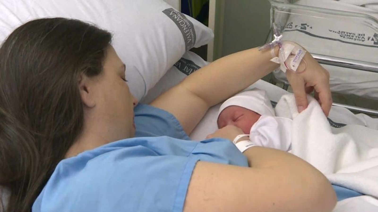 Un bebé i la seua mare, en una imatge d'arxiu