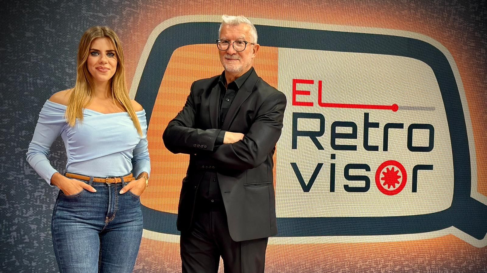 Anaïs Ordóñez i Josep Ramon Lluch, presentadors d''El retrovisor', el programa que emet À Punt els dissabtes per la nit