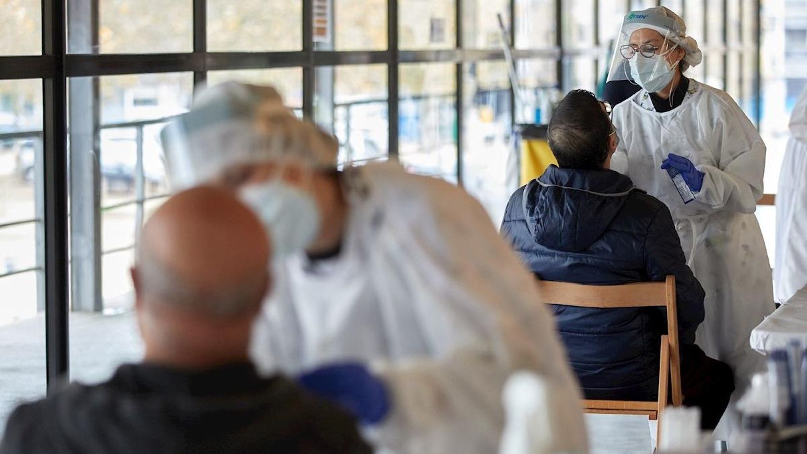 Sanitaris realitzen test per a detectar el coronavirus