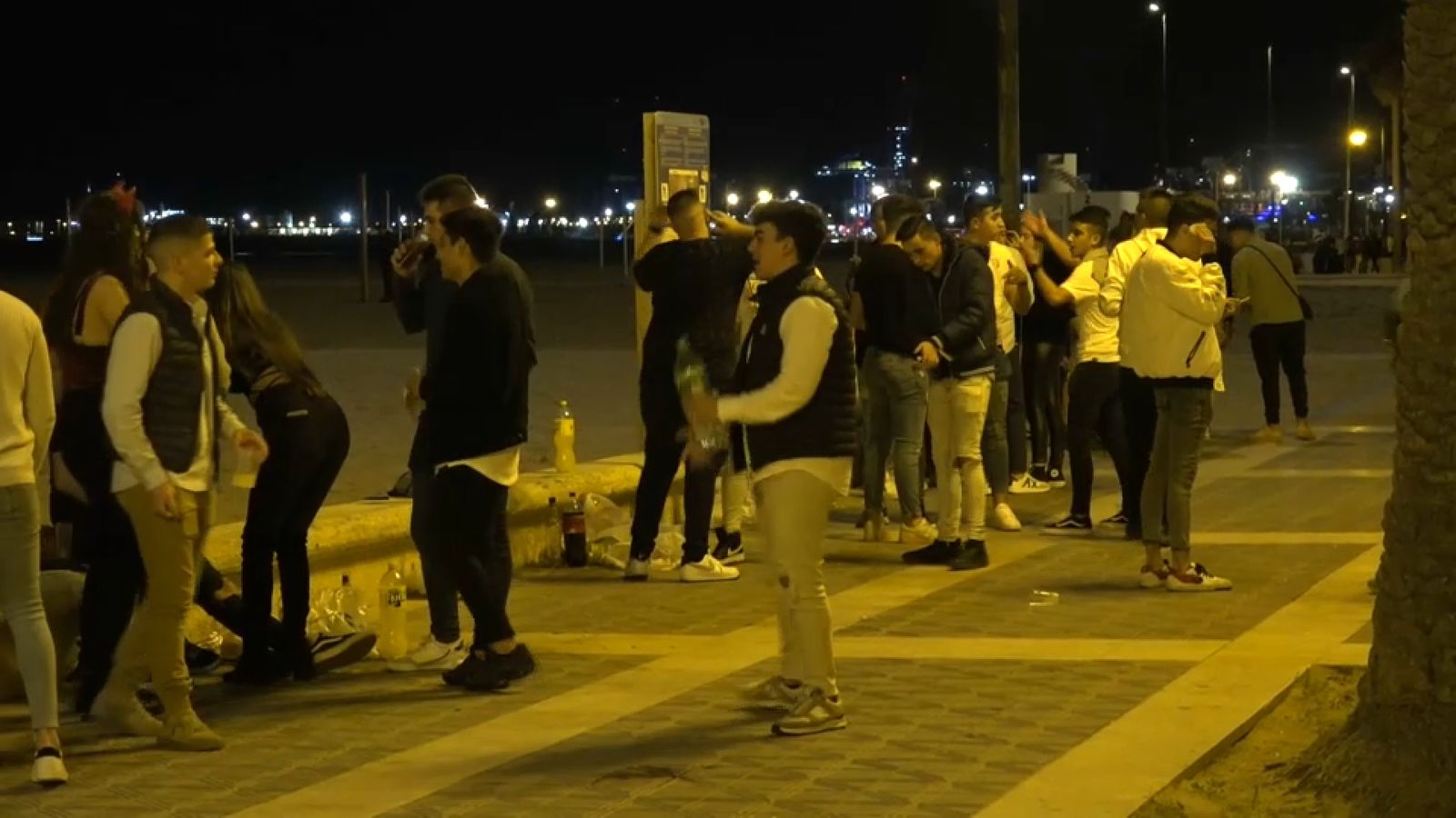 Centenars de joves s'han congregat en el passeig de la Malva-rosa per a fer botellot