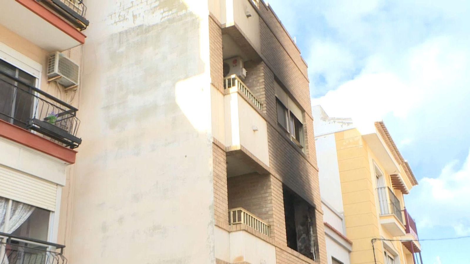 Estat en què ha quedat la façana de l'edifici del carrer Muñoz Degrain de Cullera on s'ha declarat l'incendi de bon matí