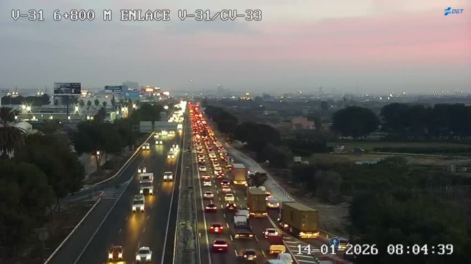 Llarga cua d'entrada a València des de la pista de Silla