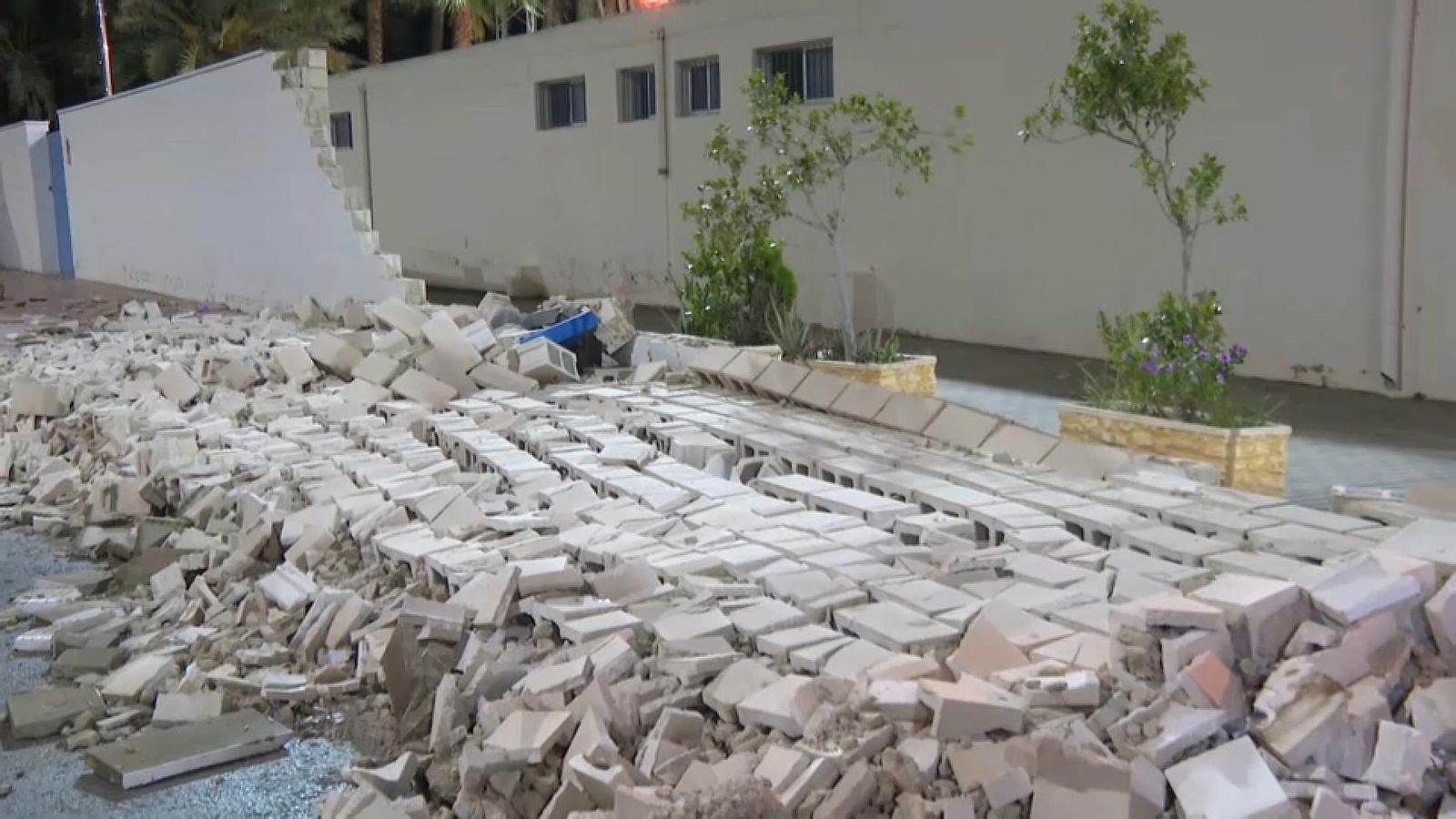 Un mur cau a causa de l'esclafit humit a Cox