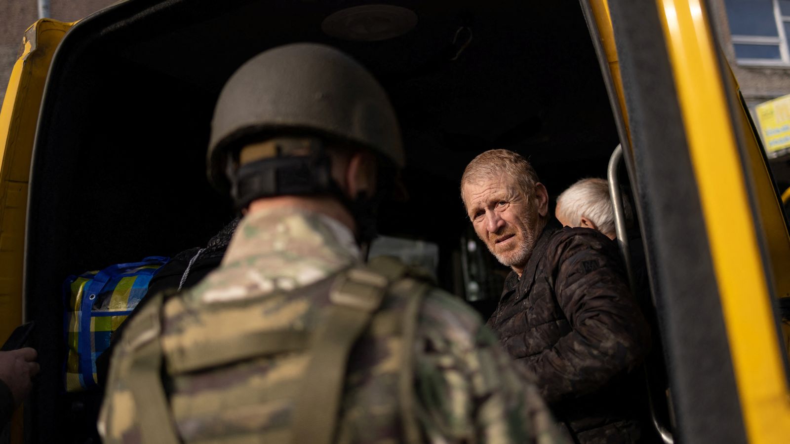 Un resident local és evacuat en una estació d'autobusos als afores de Kherson, Ucraïna