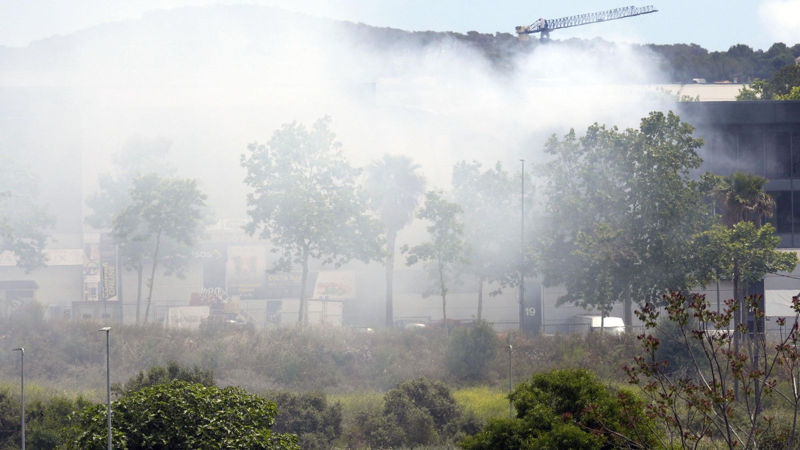 L'abundant fum tòxic generat per l'incendi ha obligat a confinar cinc poblacions