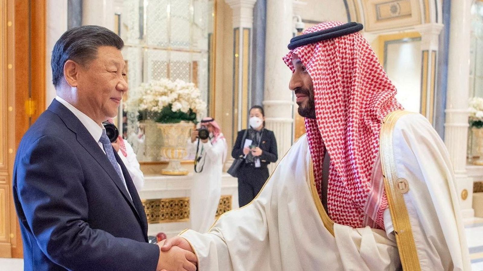 El príncep saudí Mohammed Bin Salman saluda al president xinés  Xi Jinping