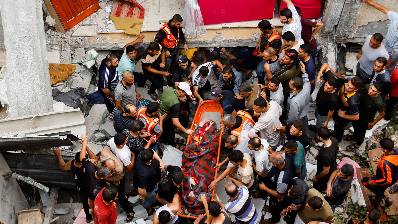 Grups de rescat recuperen una víctim de baix les runes d'una casa destruïda pels atacs israelians a Rafah, al sud de la Franja de Gaza