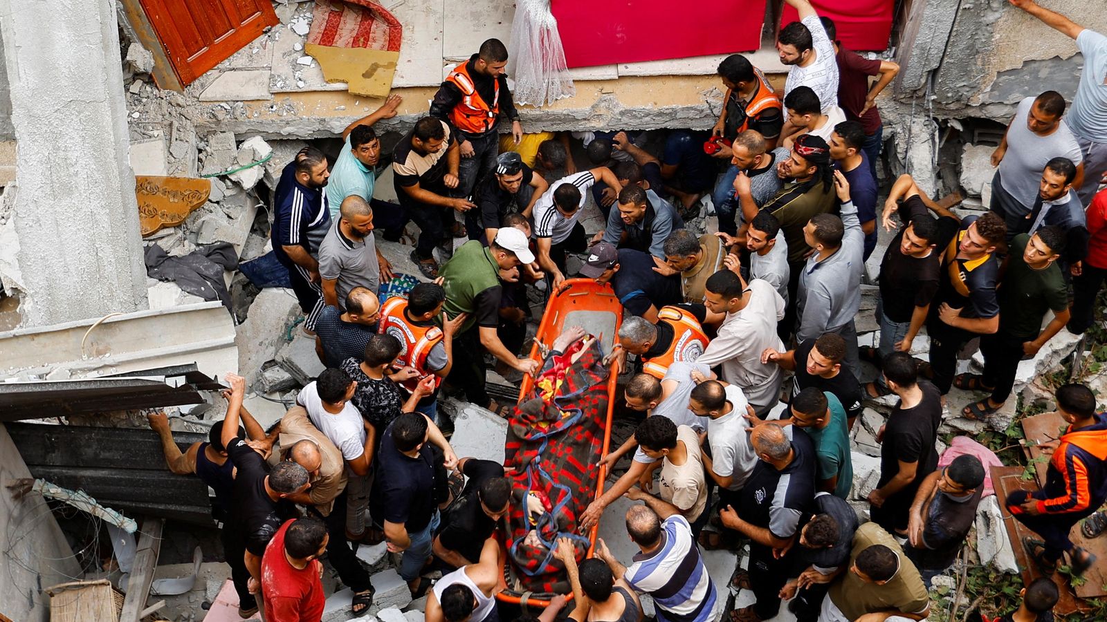 Grups de rescat recuperen una víctima de les runes d'una casa destruïda pels atacs israelians a Rafah, al sud de la Franja de Gaza Grups de rescat recuperen una víctim de baix les runes d'una casa destruïda pels atacs israelians a Rafah, al sud de la Franja de Gaza
