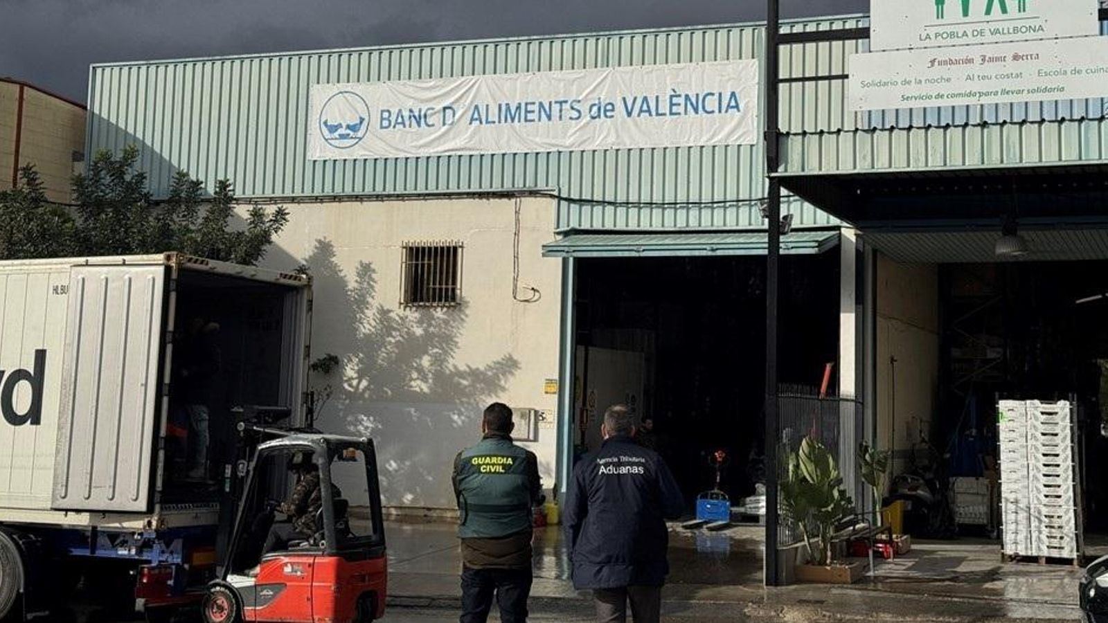 Els agents de la Guàrdia Civil i de en el Banc d'Aliments de Vència