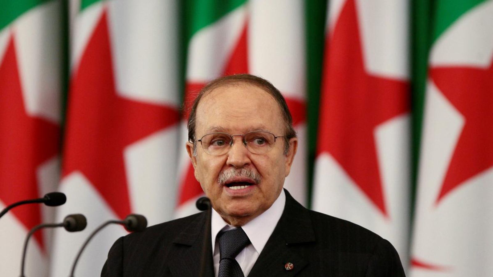 El president algerià Abdelaziz Bouteflika pronuncia un discurs durant la cerimònia de jurament després de la seua reelecció l'any 2009