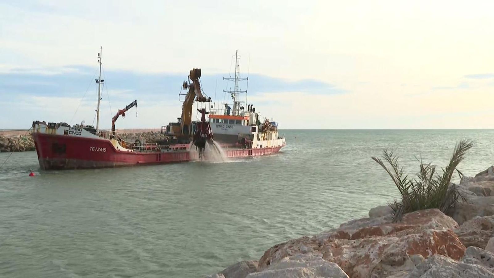 Dragatge de sediments a la costa de Cullera
