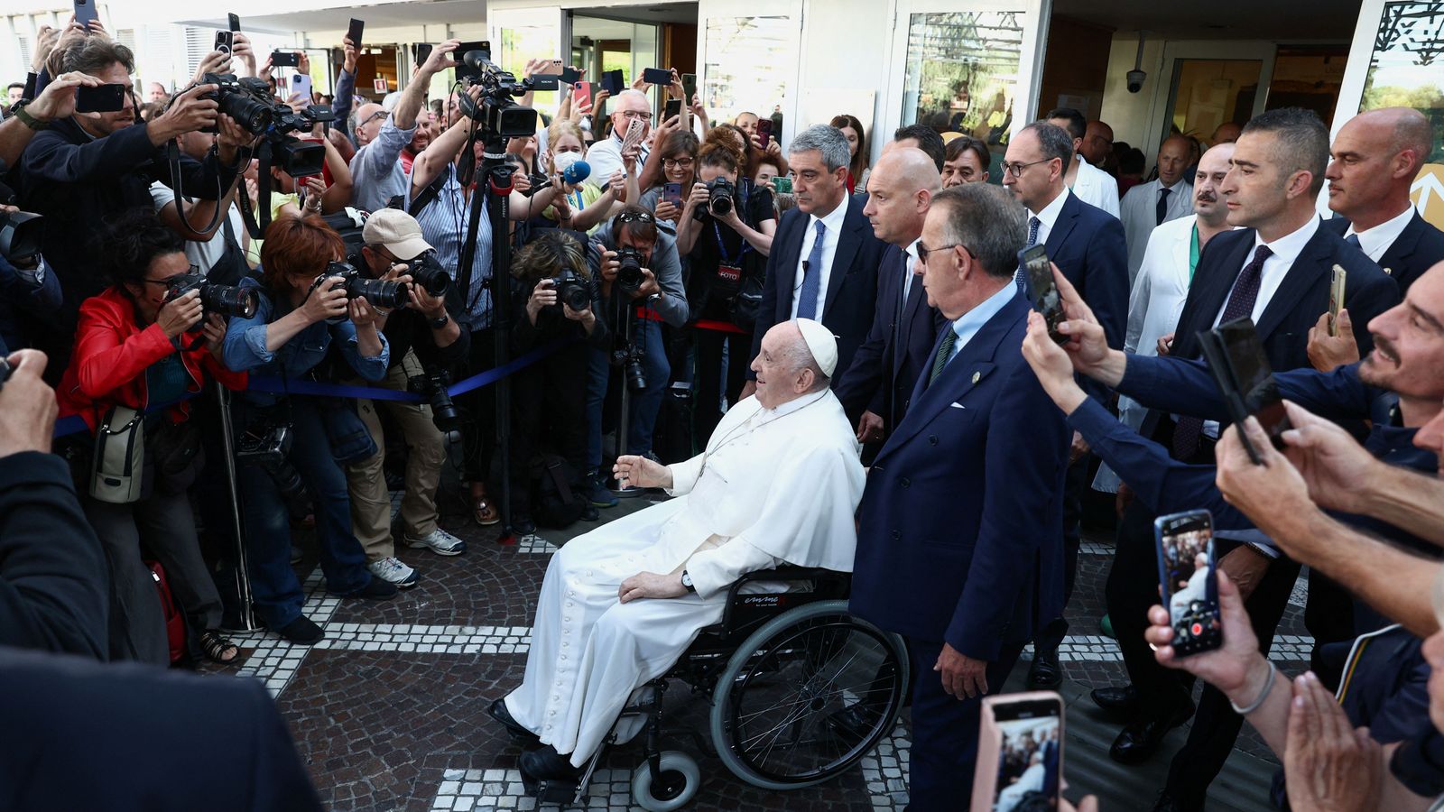 L'eixida de l'hospital del papa ha despertat una gran expectació entre els mitjans de comunicació i alguns fidels