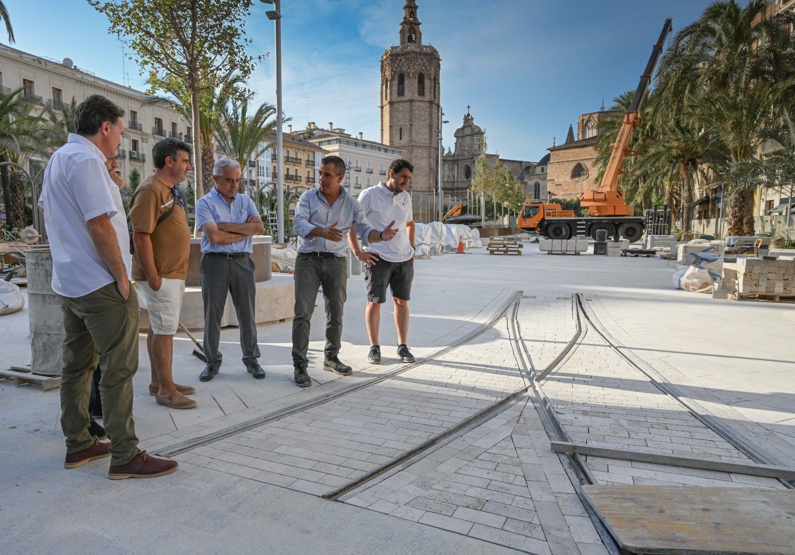 Responsables municipals observen els rails de l'antic tramvia, recuperats amb les obres de la plaça de la Reina
