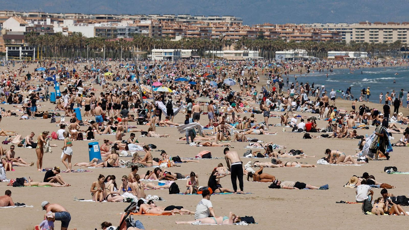La platja de Las Arenas de València, de gom a gom este dijous