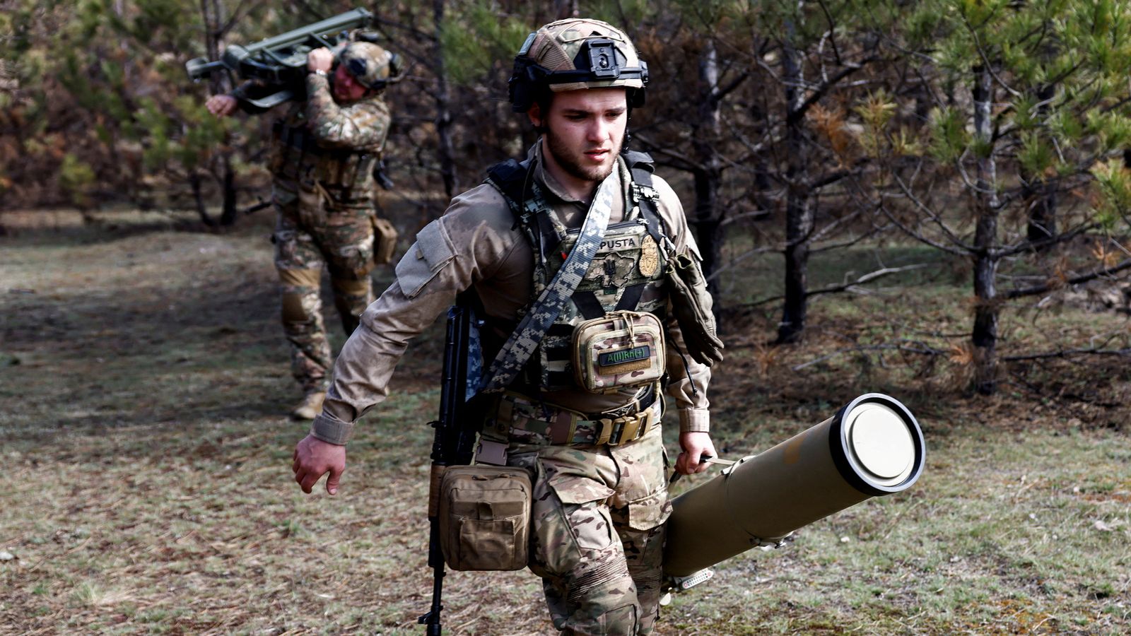 Soldats ucraïnesos porten un llançador de míssils guiats Kornet capturat de les tropes russes