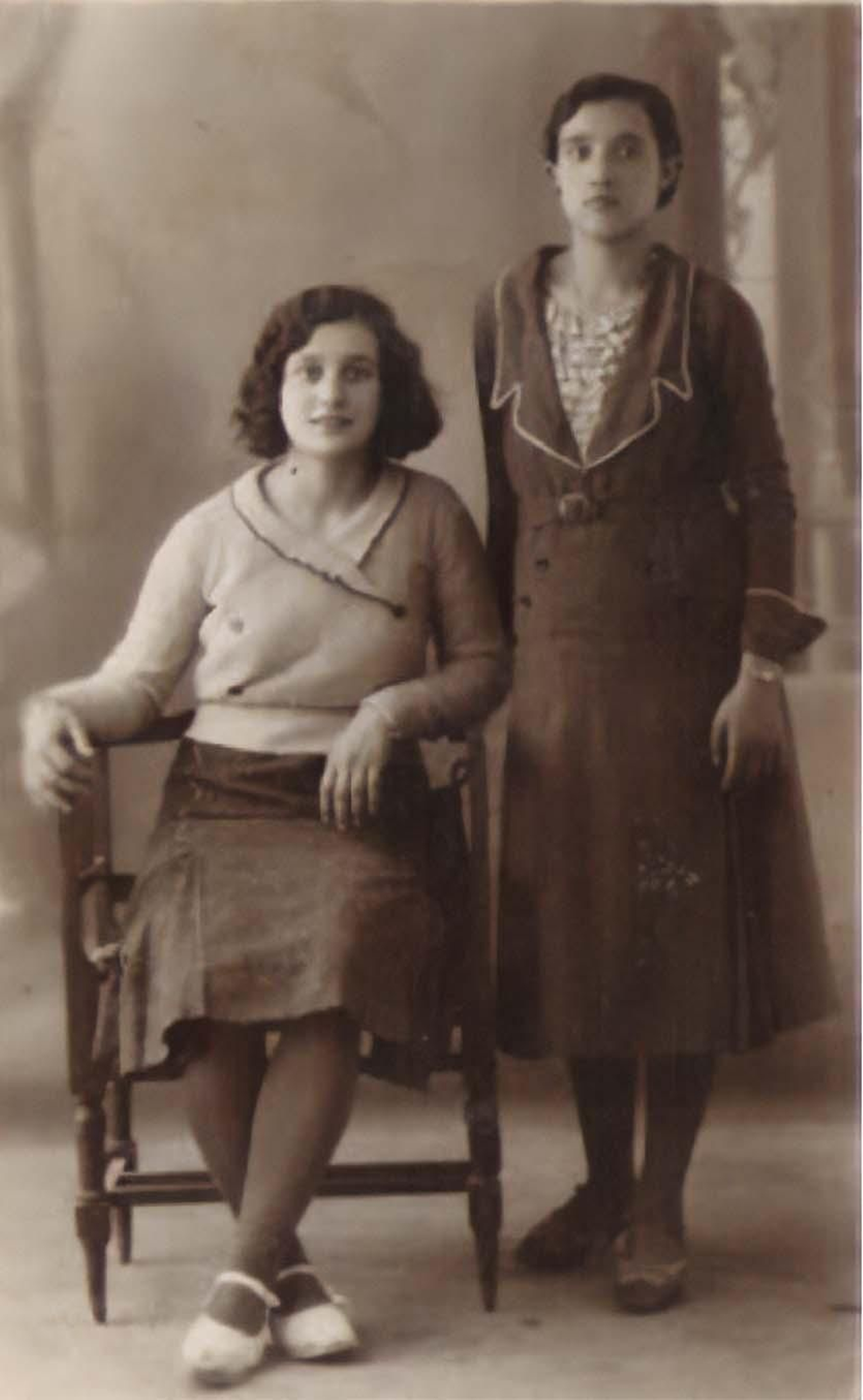 María (a la dreta), amb una amiga