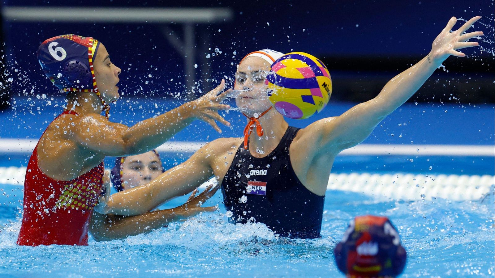 Una jugadora espanyola, en una acció del partit