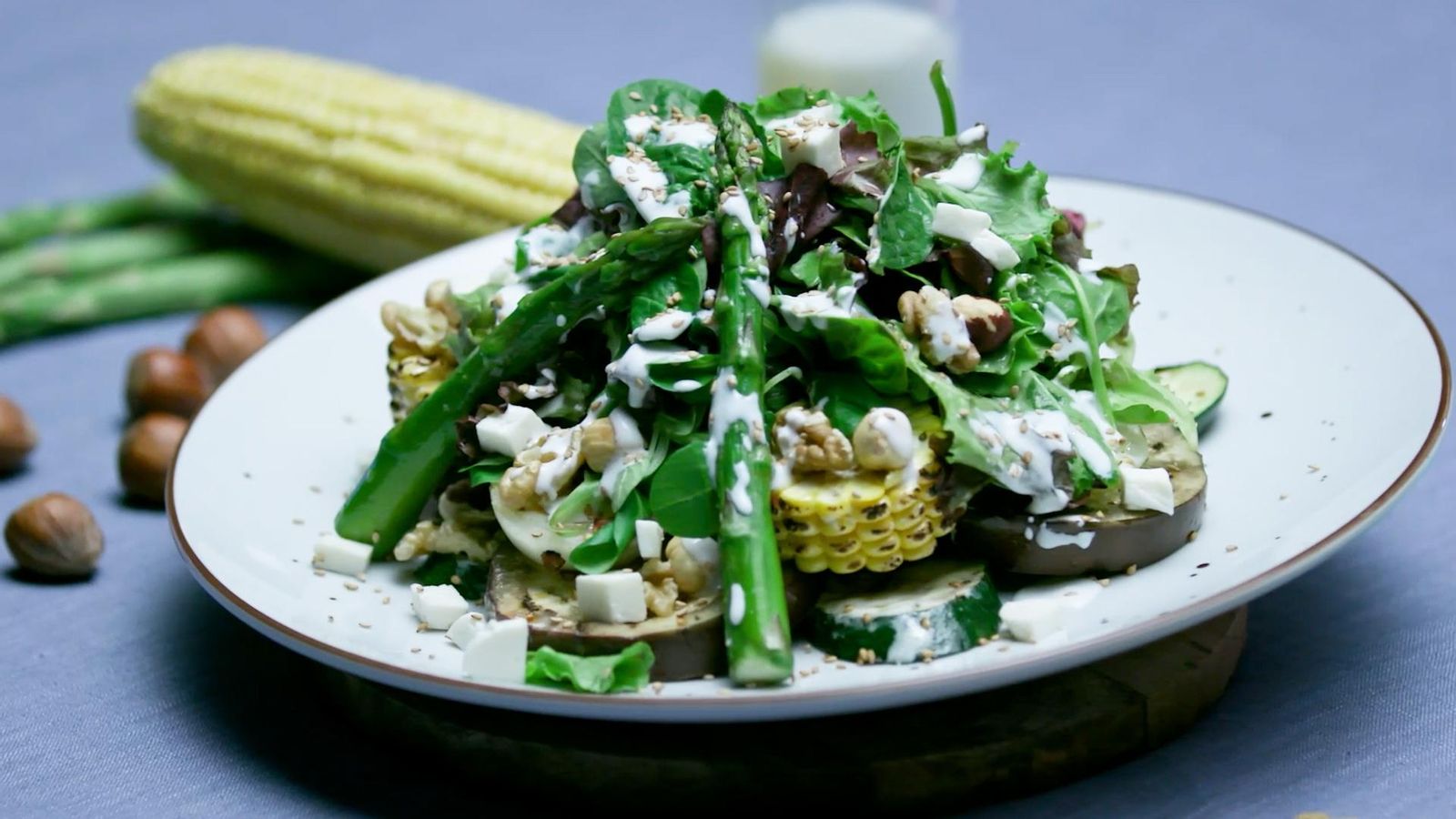 Ensalada de verdura, formatge fresc i adob de quefir