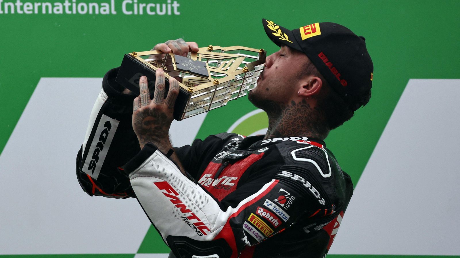 Canet, amb el trofeu de campió