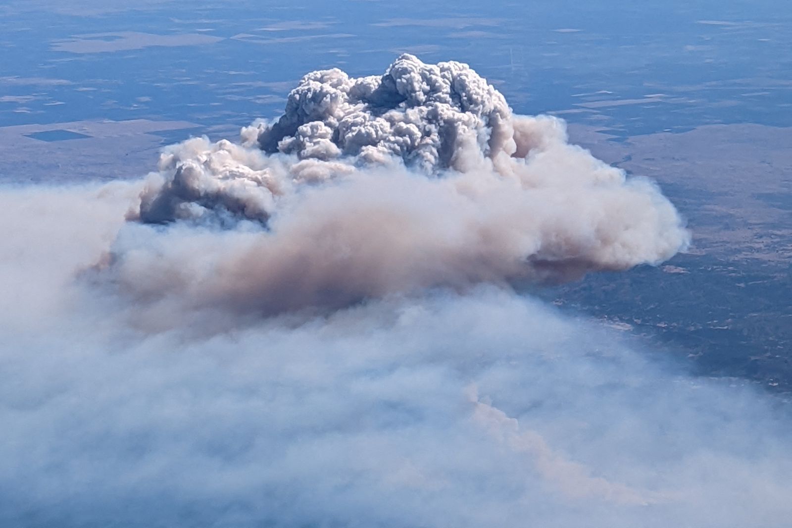 Vista aèria de l'incendi declarat divendres prop del parc nacional de Yosemite, a Califòrnia