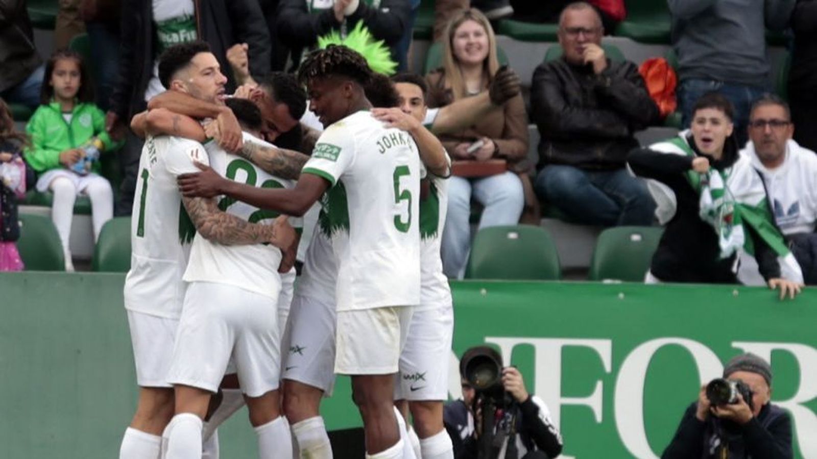 Els jugadors de l'Elx celebren un dels gols