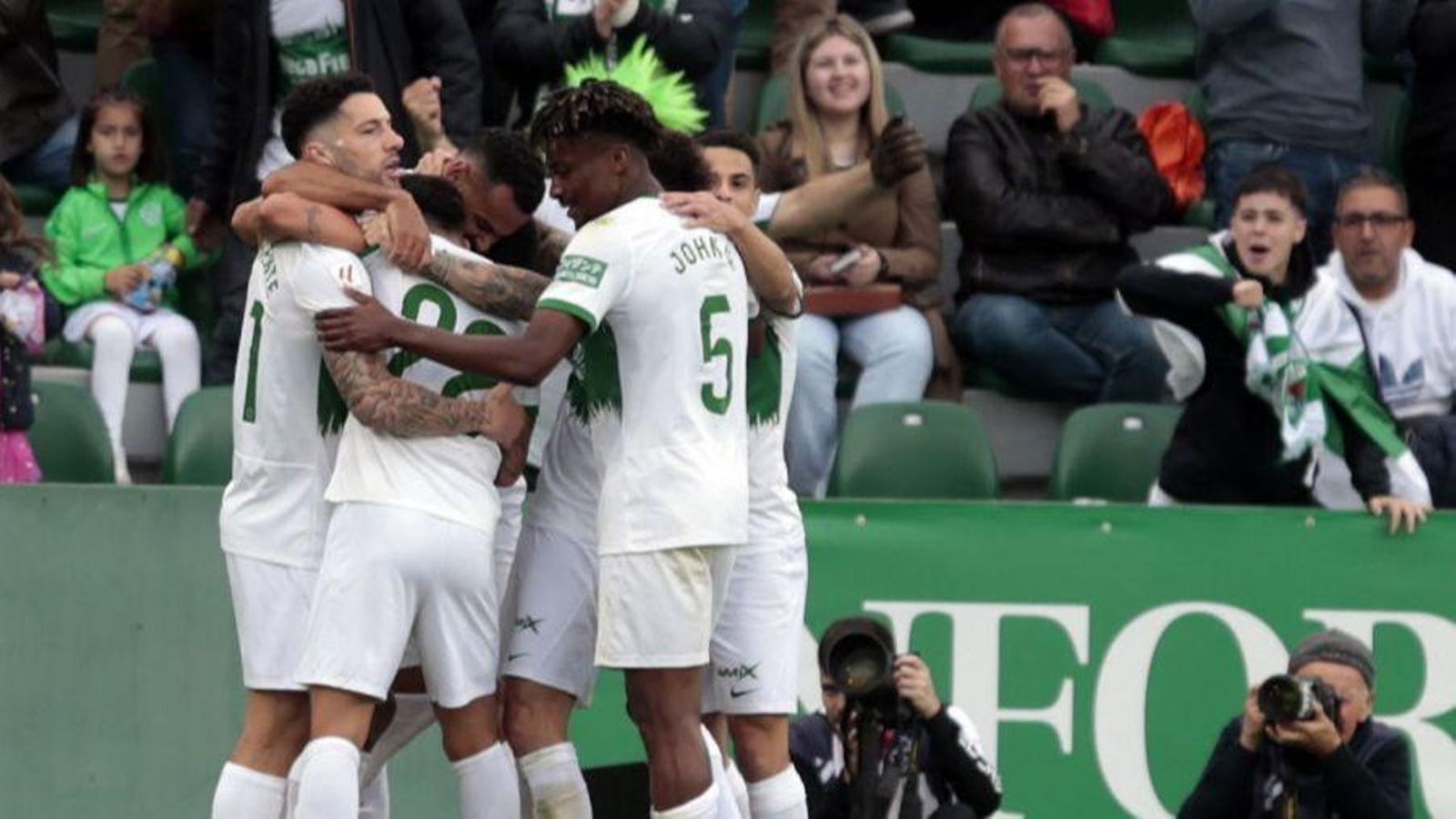Els jugadors de l'Elx celebren un dels gols