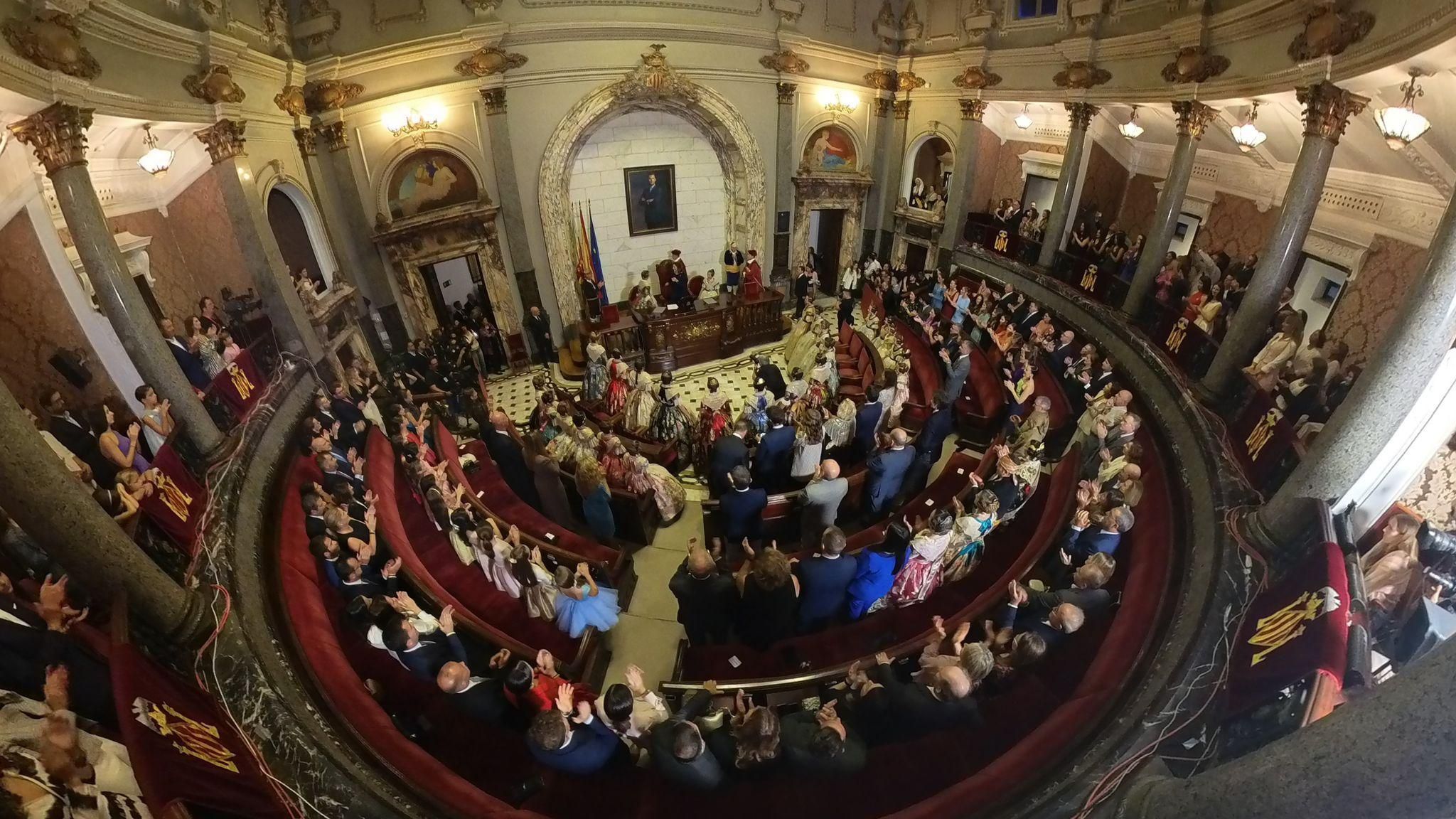 Vista aèria del ple de l'Ajuntament de València durant la proclamació de les falleres majors de València 2024