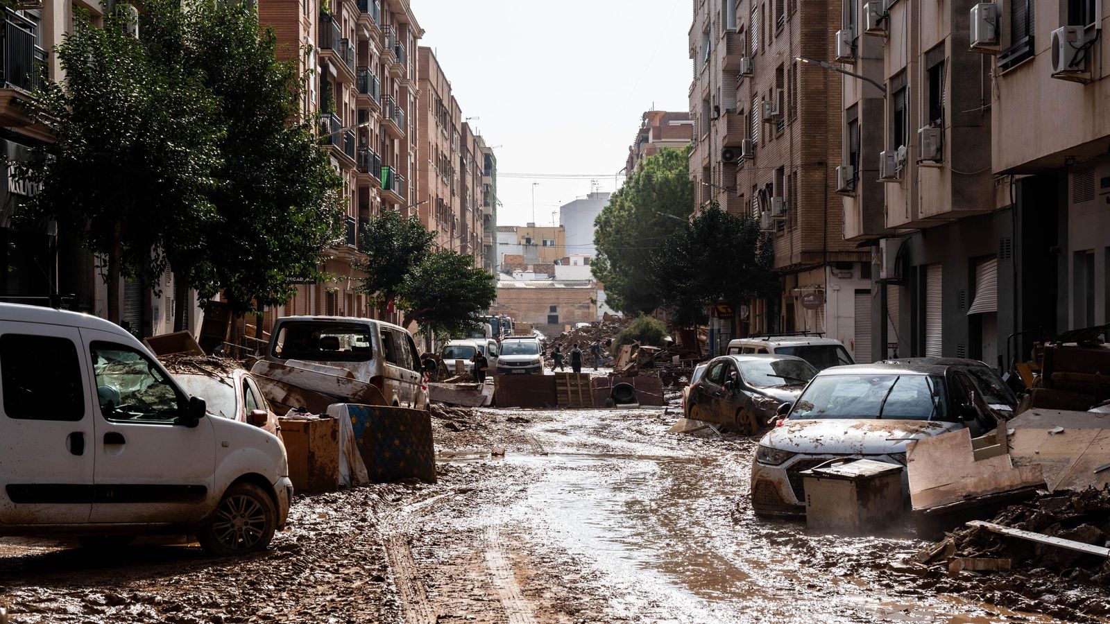 Un dels carrers de Catarroja que l'aigua va cobrir i on bona part del veïnat ha quedat damnificat Un dels carrers de Catarroja, seu d'un dels tres partits judicials que rebran reforços