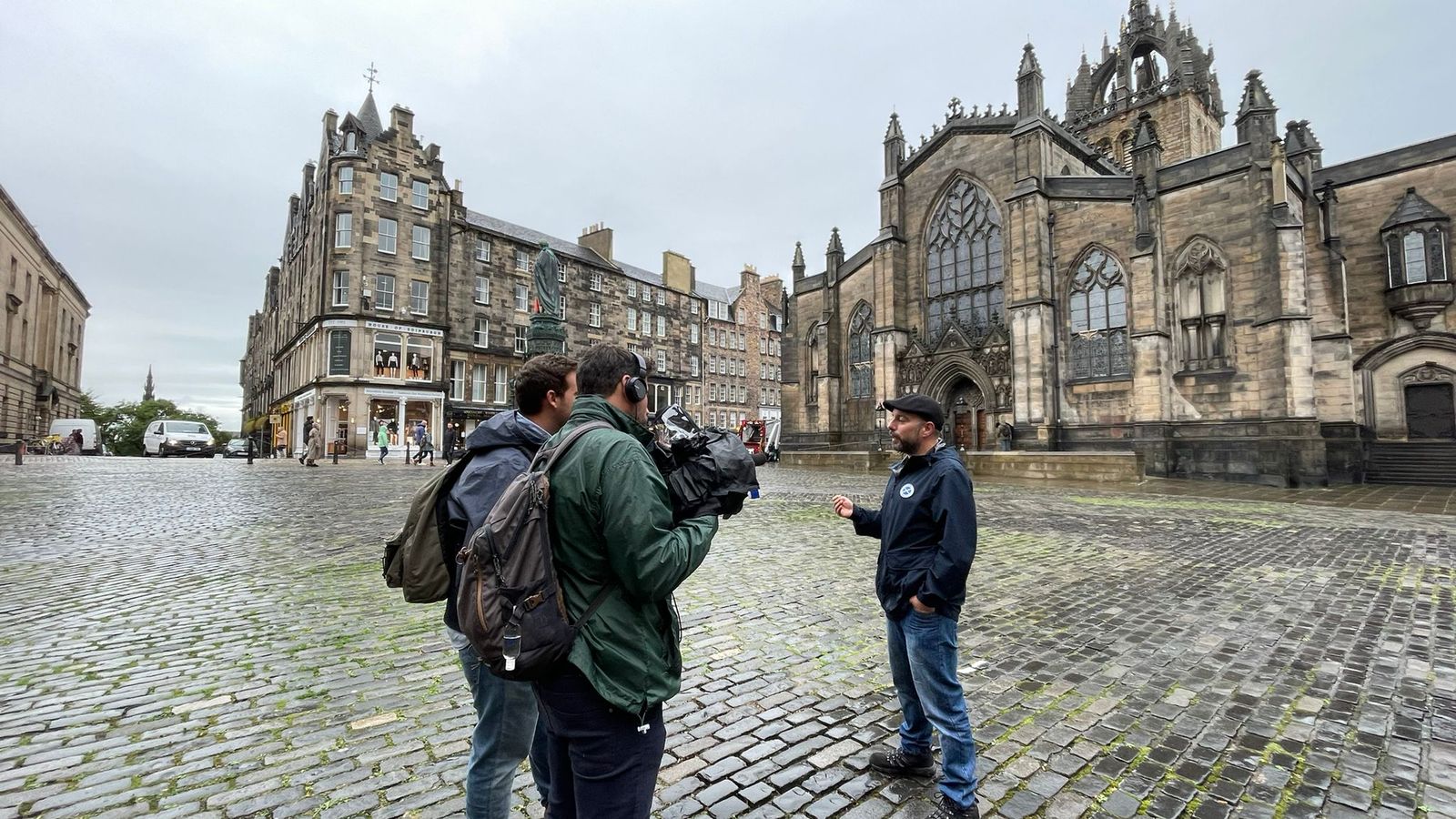 Andrés, guia turístic, ens ensenyarà el centre d'Edimburg