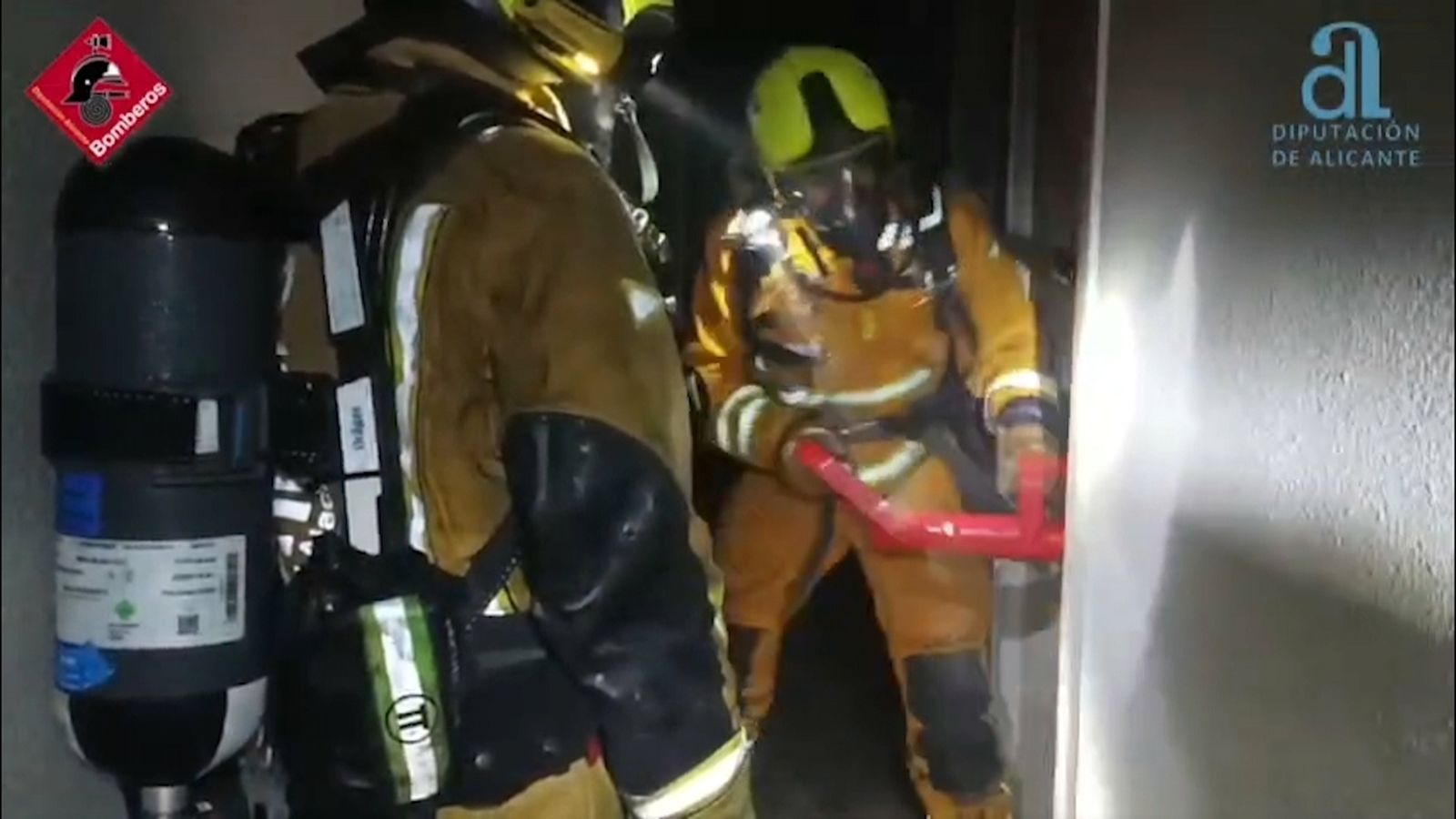 Els bombers revisen que no hi haja cap persona atrapada a l'hostal