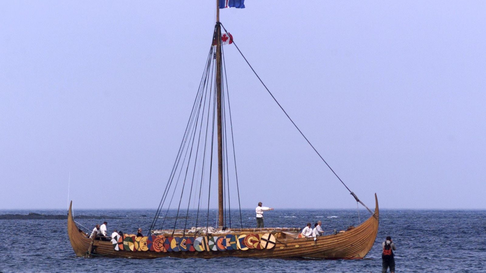 Fotografia del vaixell Islendingur, que replica una embarcació vikinga, en arribar a la costa de L'Anse aux Meadows (Canadà)