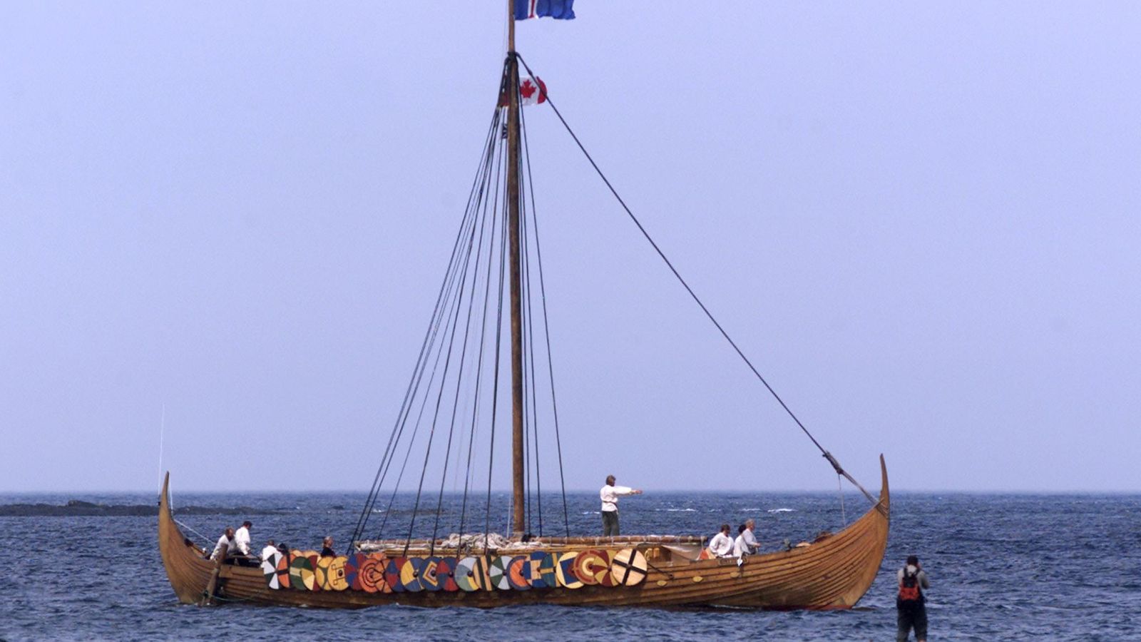 Fotografia del vaixell Islendingur, que replica una embarcació vikinga, en arribar a la costa de L'Anse aux Meadows (Canadà)