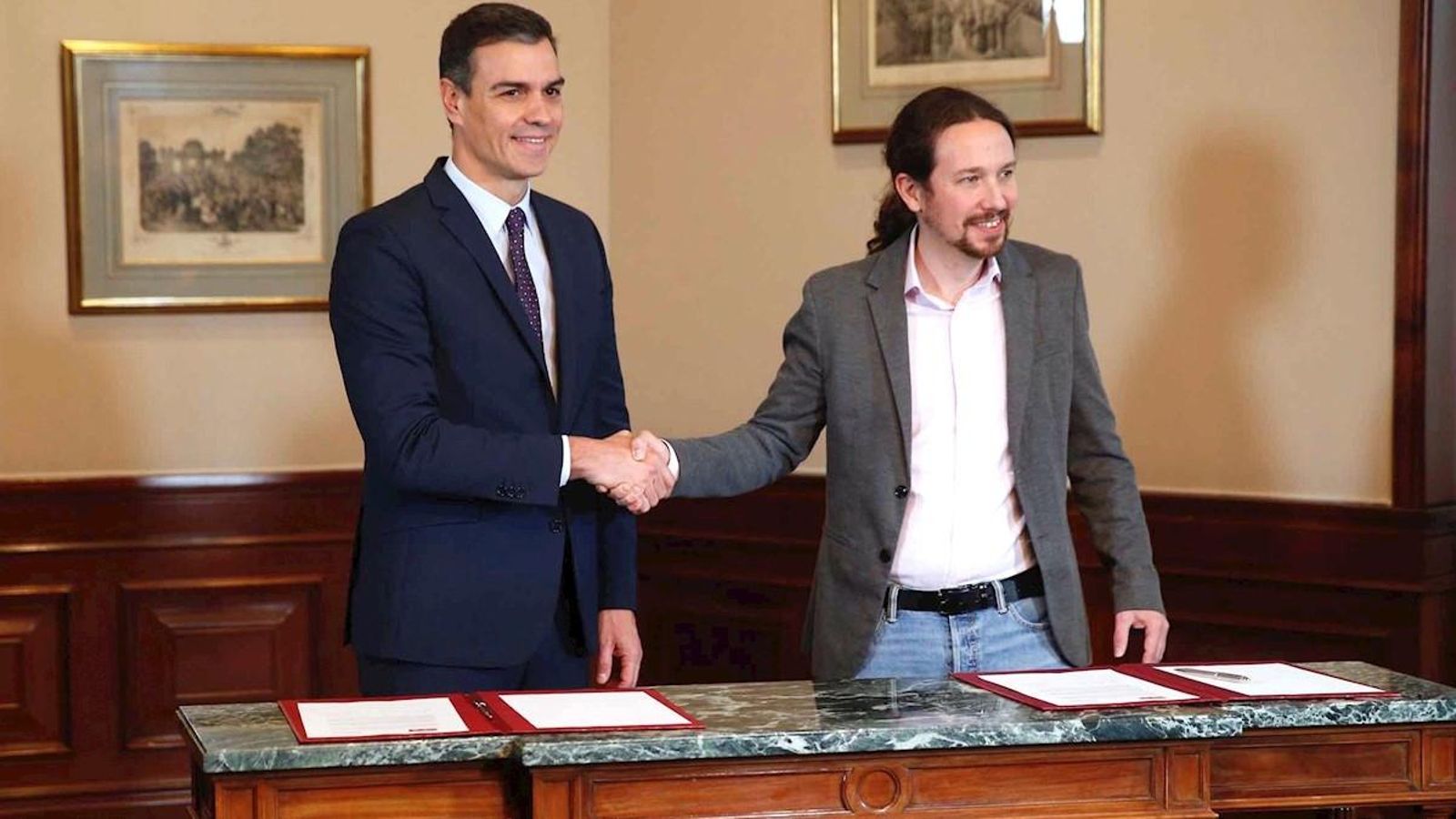 Pablo Iglesias i Pedro Sánchez es donen la mà després de la signatura de l'acord