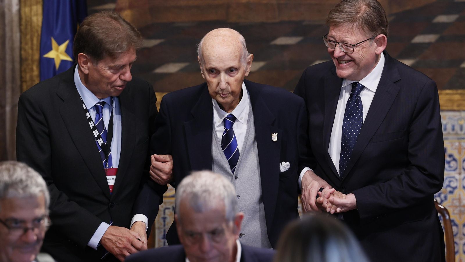 Imatge d'arxiu de Ximo Puig al costat dels presidents dels Premis Rei Jaume I, Santiago Grisolía i Javier Quesada, en el Palau de la Generalitat