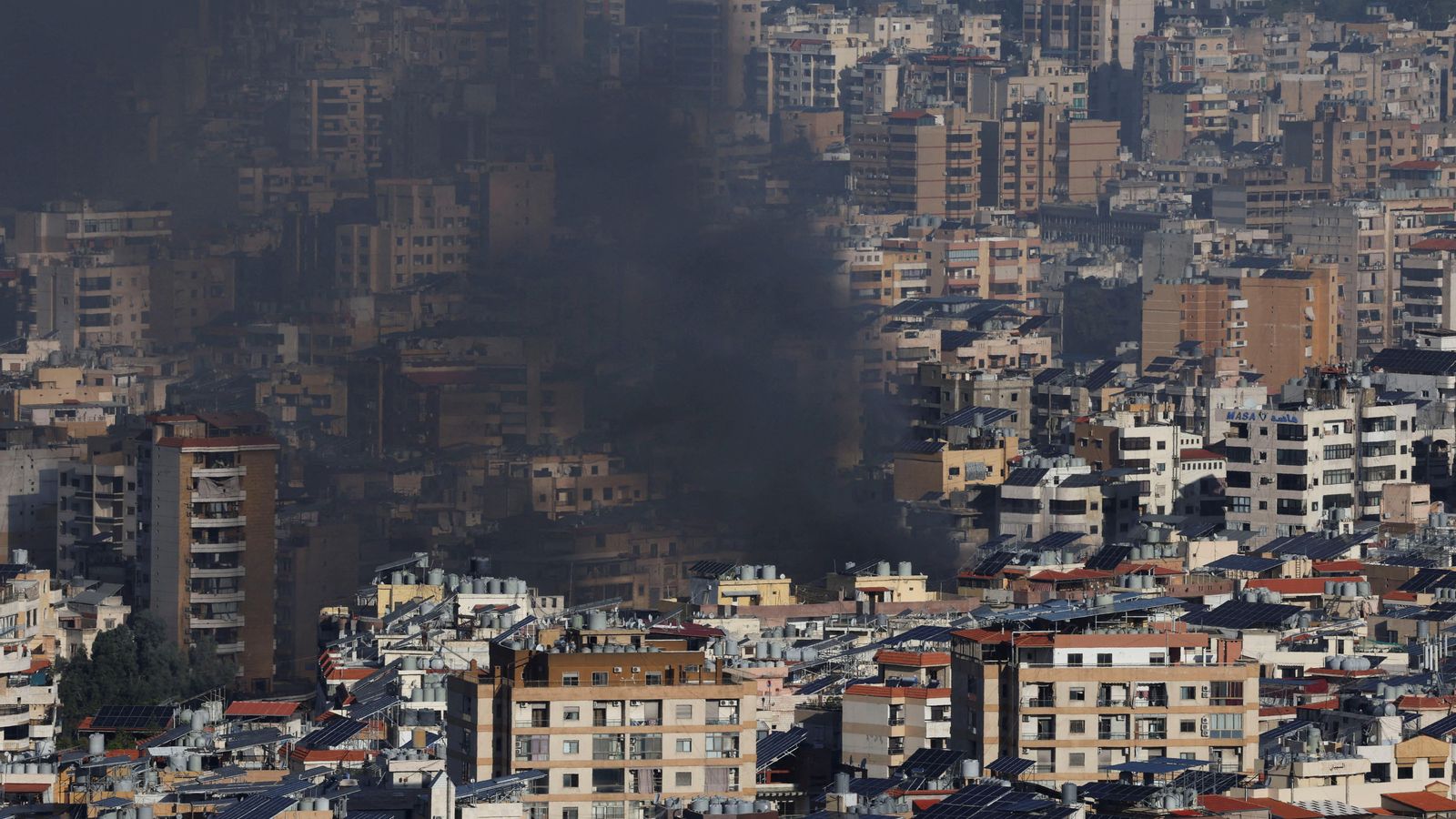Una columna de fum s'alça després d'un bombardeig israelà a Beirut