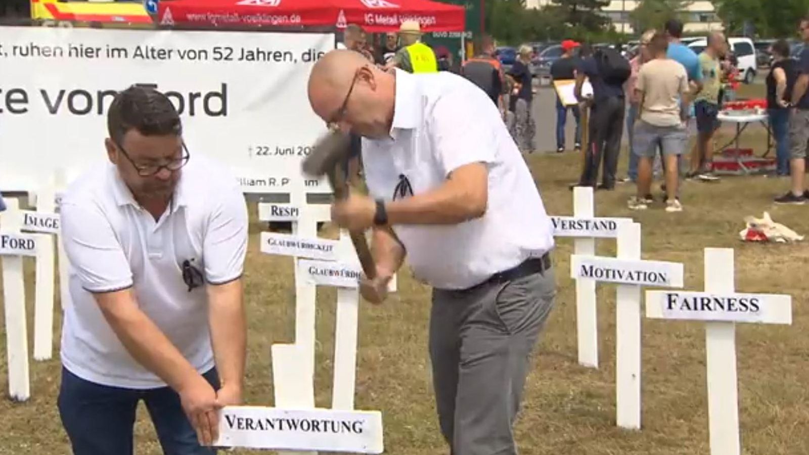 Treballadors de la planta de Ford a Saarlouis (Alemanya) claven creus com a protesta per la decisió de la companyia